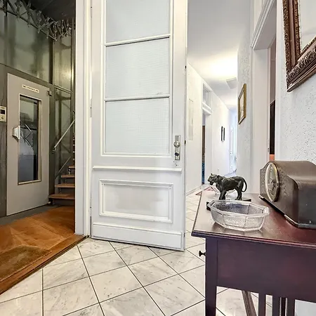 Zentrale Mit Balkon Fuer 10 Gaeste 아파트