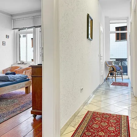 Zentrale Mit Balkon Fuer 10 Gaeste 아파트 *
