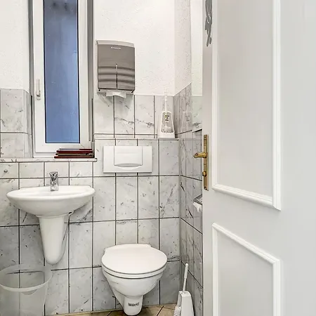 아파트 Zentrale Mit Balkon Fuer 10 Gaeste 슈투트가르트